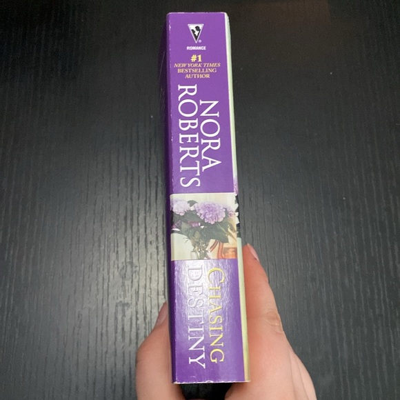 Nora Robert’s - Chasing Destiny - Picture 3 of 5